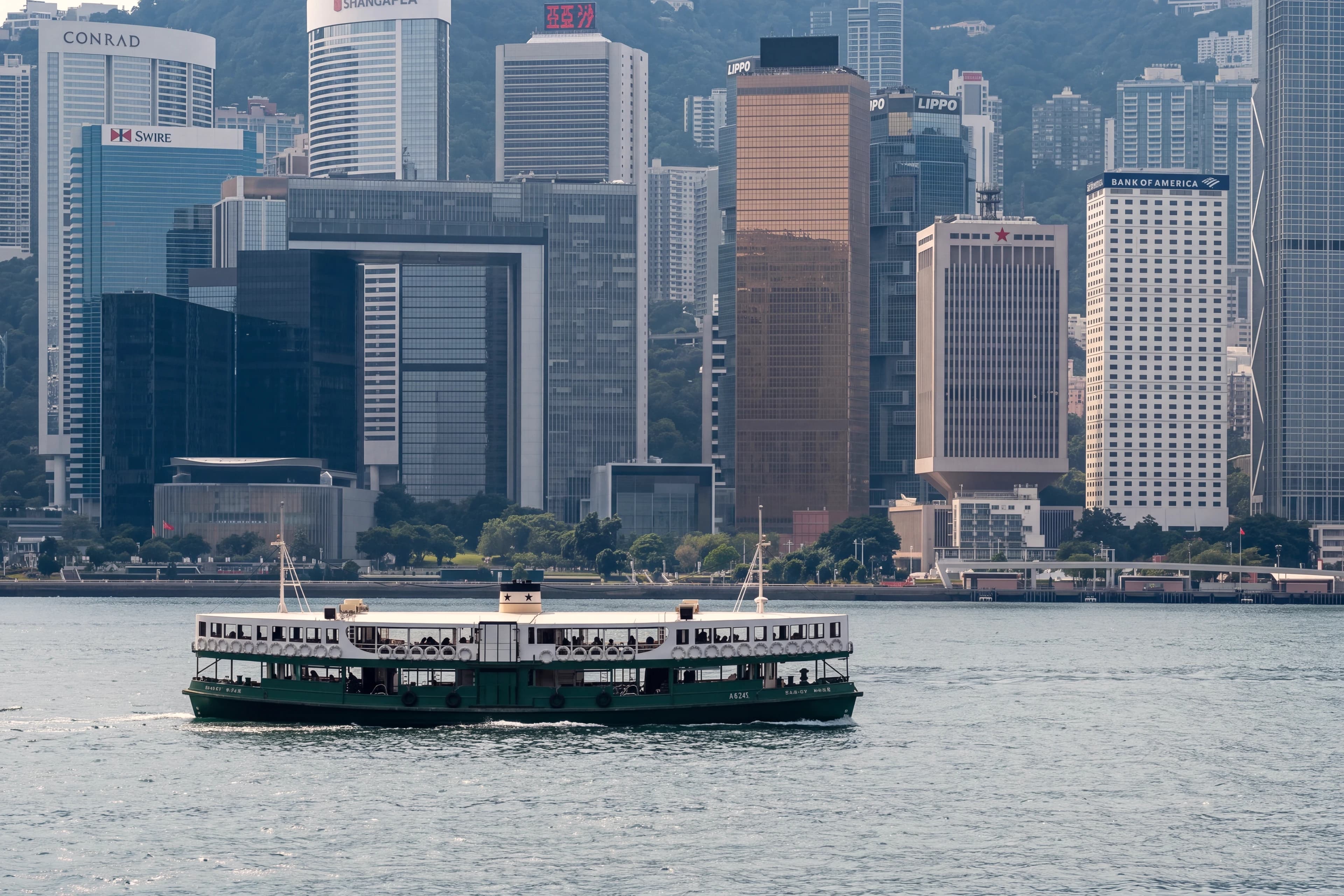 Паром Star Ferry пересекает гавань Виктория
