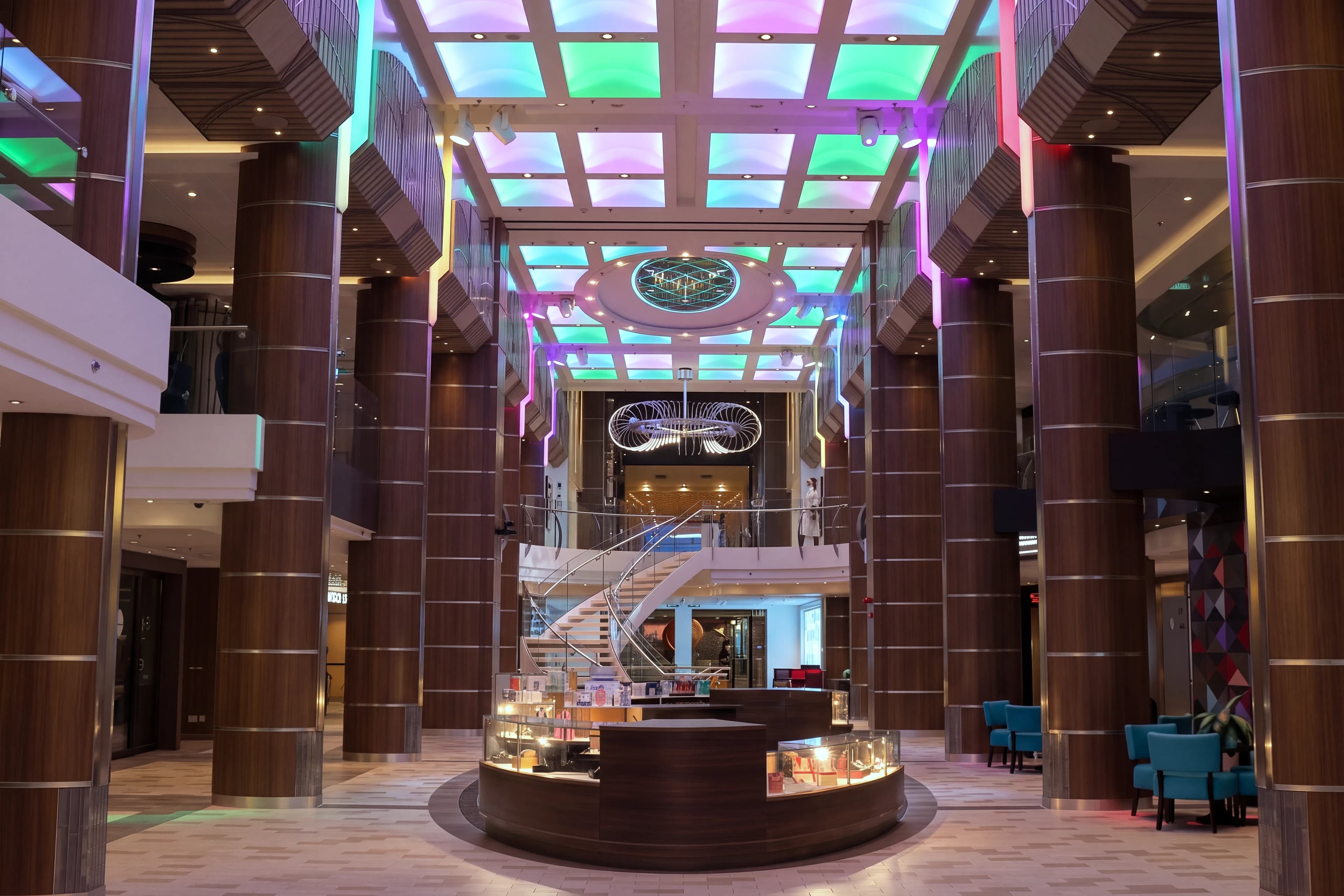 Атриум лайнера Spectrum of the Seas с колоннами и винтовой лестницей