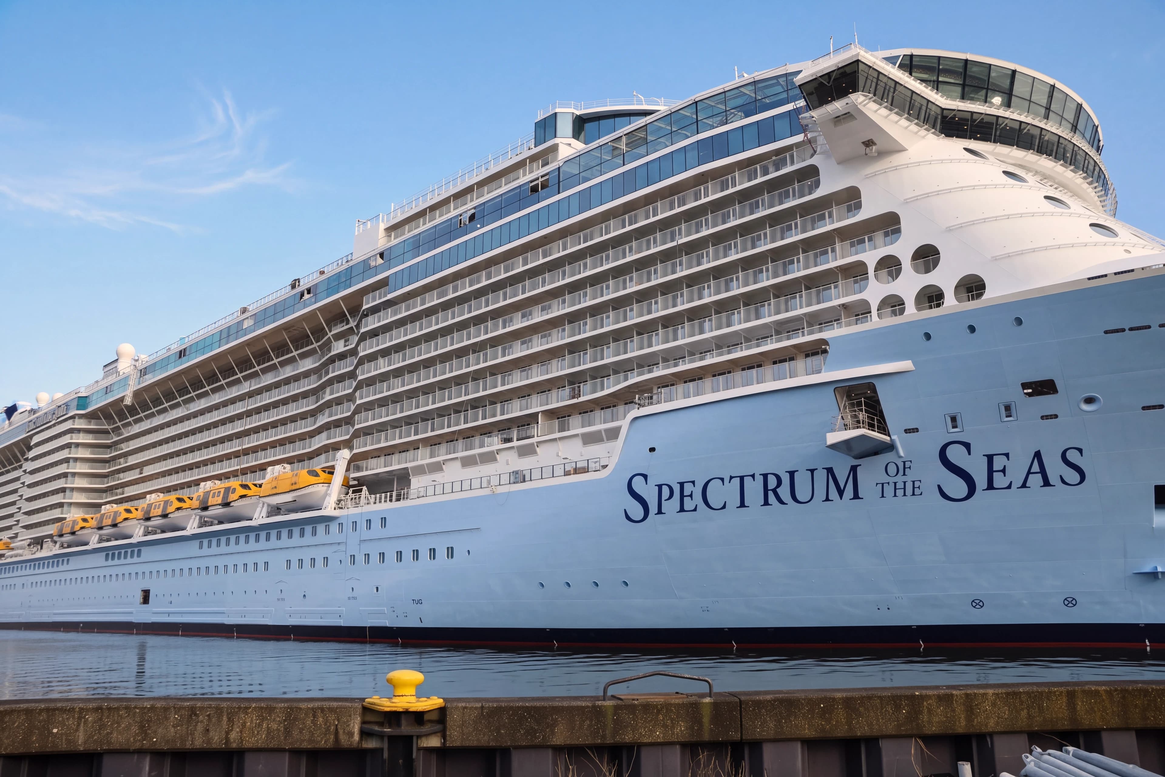 Борт лайнера Spectrum of the Seas с названием у причала