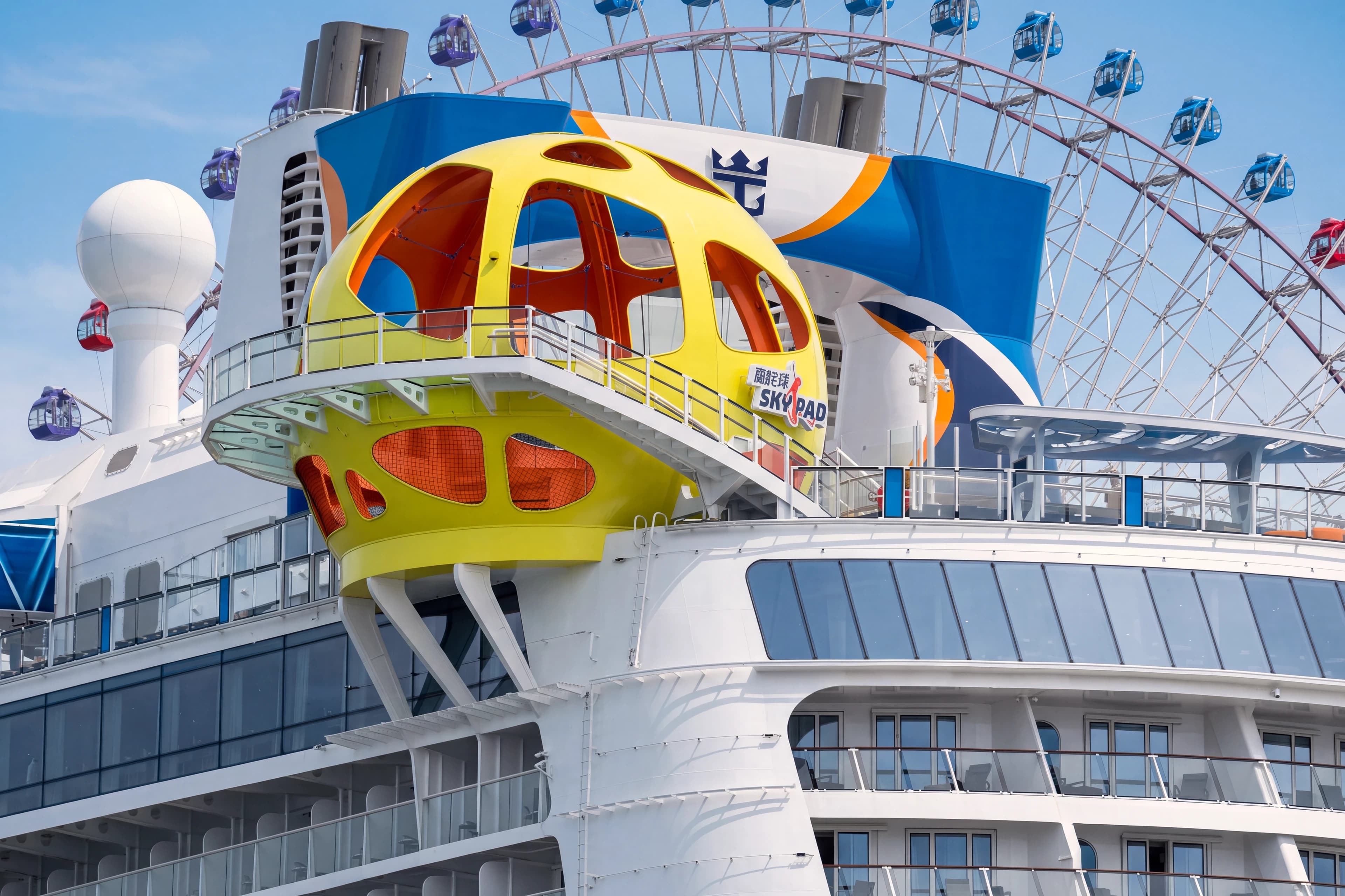 Жёлтая сфера батута SkyPad на палубе Spectrum of the Seas