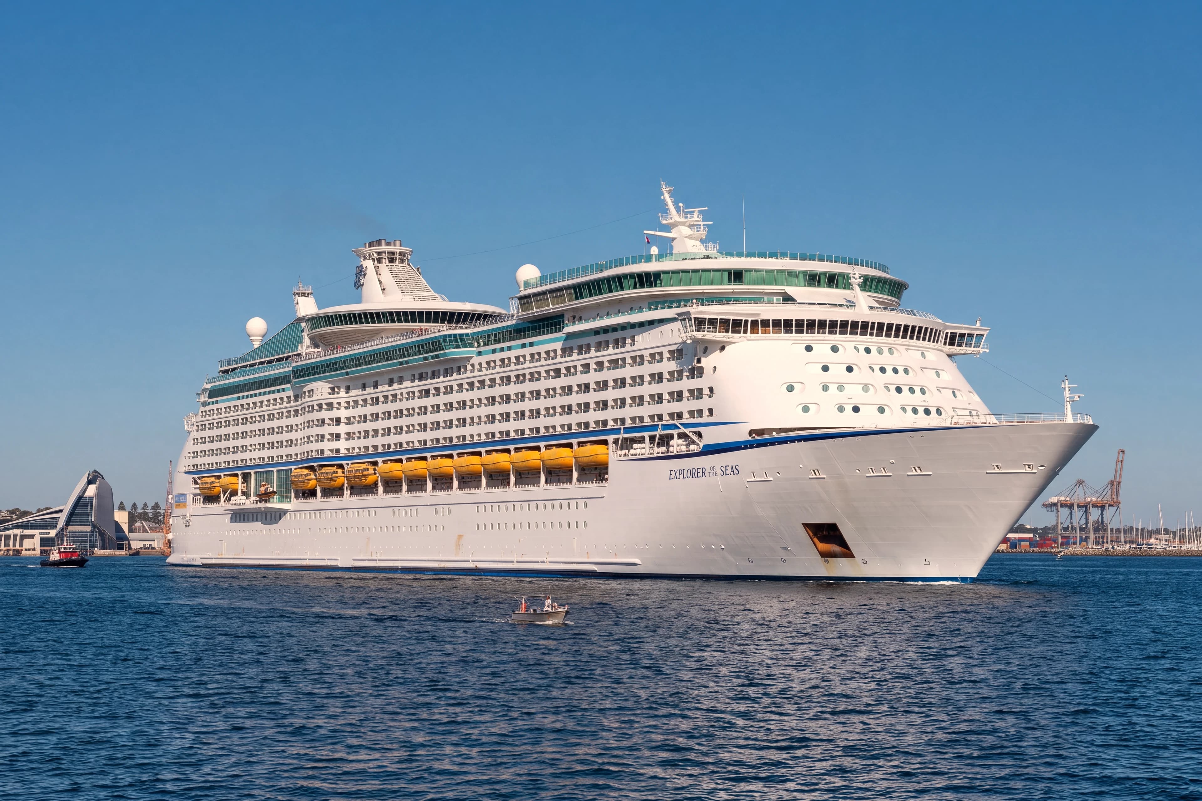 Лайнер Explorer of the Seas в гавани